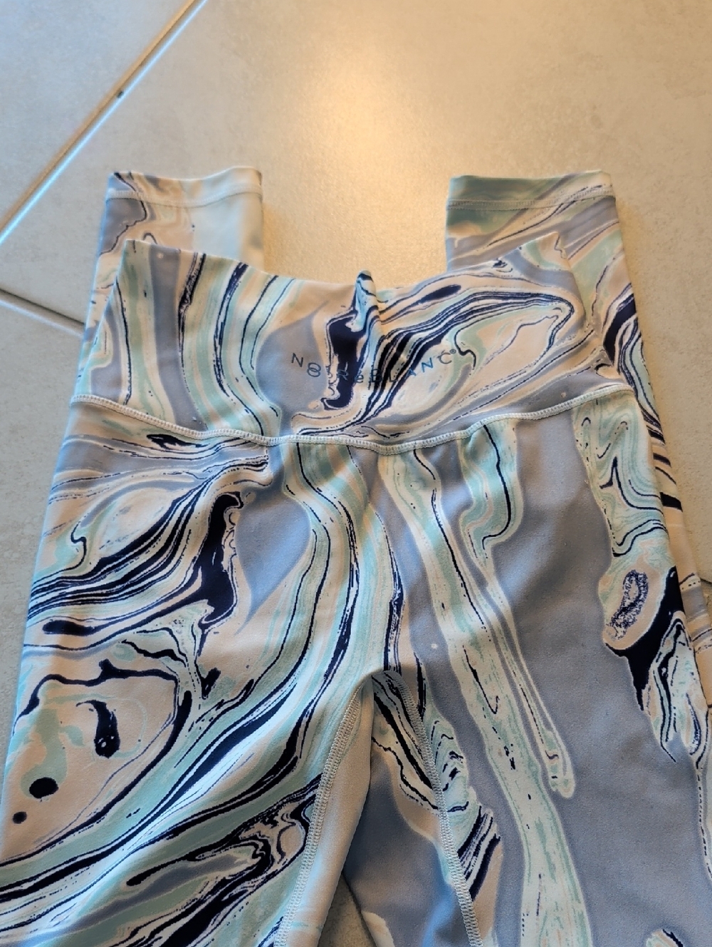 norieblanc Performance Marble-Print Leggings in Pastel Blue